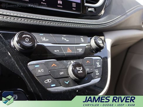 Used 2023 Chrysler Pacifica Touring-L image 37