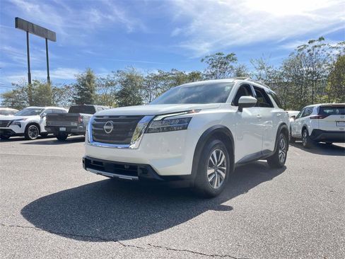 Used 2023 Nissan Pathfinder SL image 3