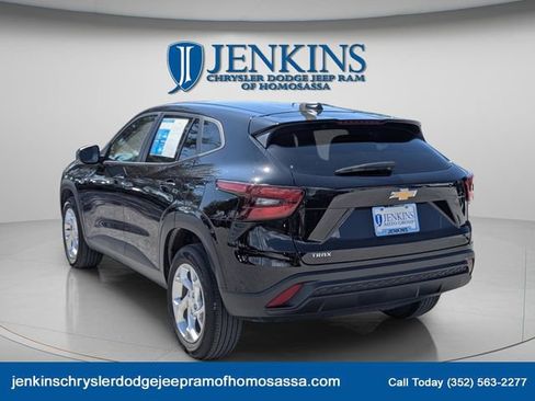 Used 2024 Chevrolet Trax LS w/ LS Convenience Package image 6