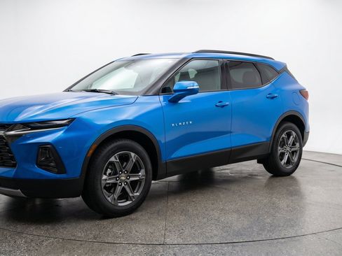 Used 2025 Chevrolet Blazer LT FWD image 3