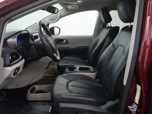 Used 2020 Chrysler Pacifica Touring-L Plus image 16