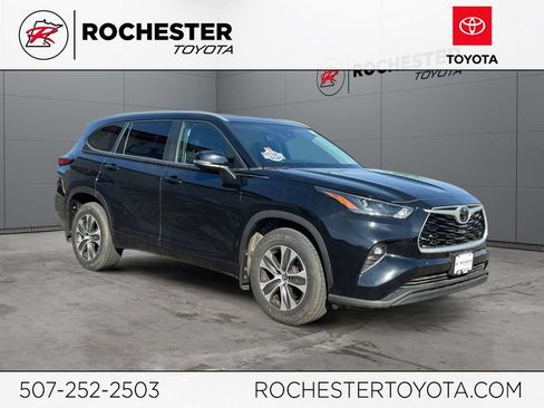 Used 2023 Toyota Highlander XLE AWD/4WD image 1