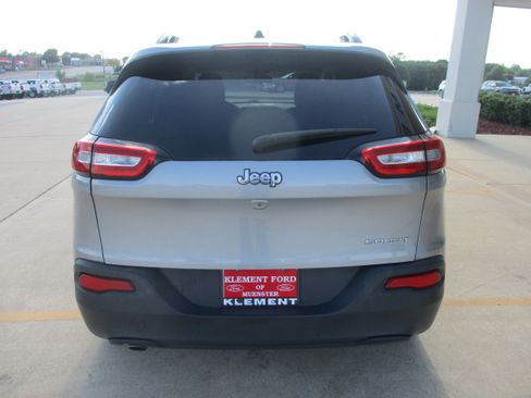 Used 2017 Jeep Cherokee Sport FWD image 7