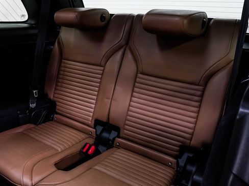 Used 2023 Land Rover Discovery Metropolitan Edition AWD/4WD image 19