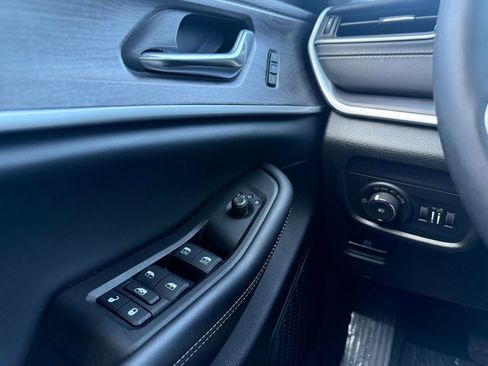 Used 2023 Jeep Grand Cherokee Limited w/ Black Appearance Package image 7