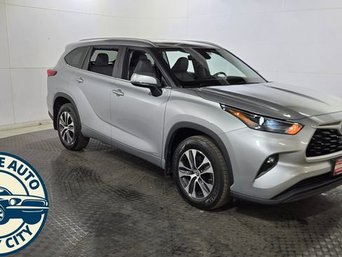 Used 2023 Toyota Highlander XLE AWD/4WD image 1