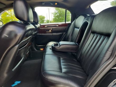 Used 2004 Lincoln Town Car Signature RWD image 11