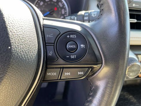 Used 2022 Toyota RAV4 XLE Premium image 16