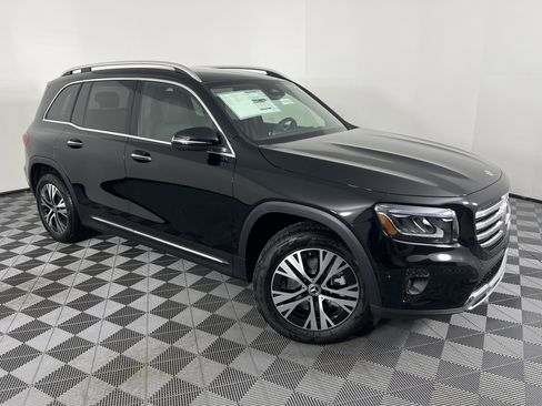 Used 2025 Mercedes-Benz GLB 250 4MATIC image 2