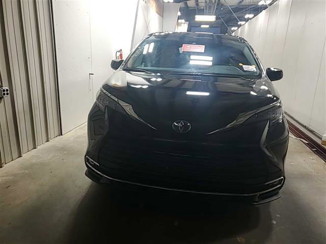 Used 2024 Toyota Sienna XLE FWD image 25