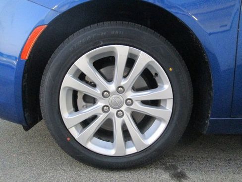 Used 2016 Chrysler 200 Limited image 8