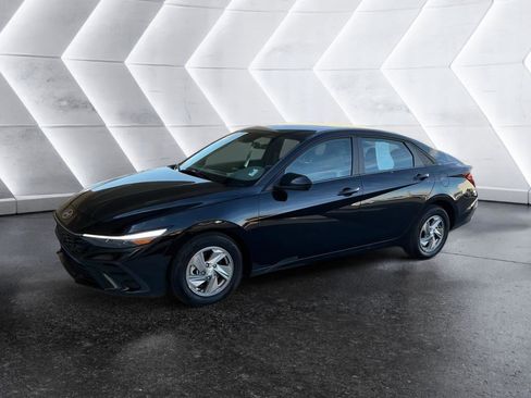 Certified 2025 Hyundai Elantra SE image 2