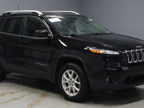 Used 2017 Jeep Cherokee Latitude w/ Comfort/Convenience Group AWD/4WD image 1