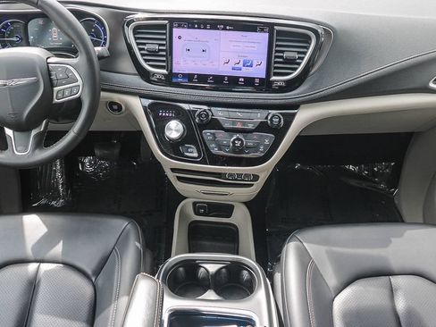Used 2023 Chrysler Pacifica Touring-L FWD image 15