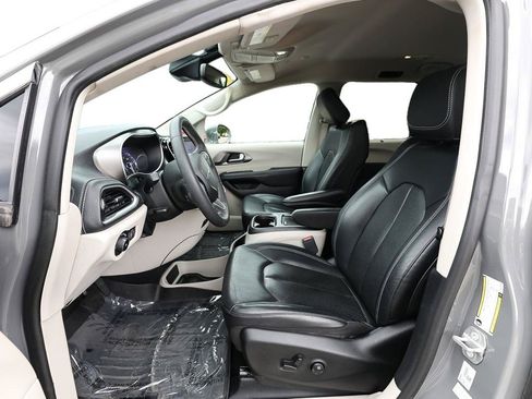 Used 2022 Chrysler Pacifica Touring-L FWD image 13