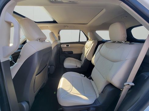 Used 2020 Ford Explorer Platinum w/ Premium Technology Package image 26
