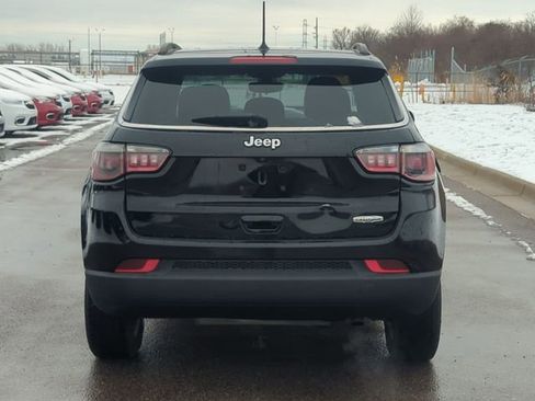Used 2018 Jeep Compass Latitude FWD image 4