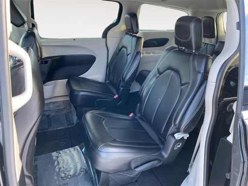 Used 2024 Chrysler Pacifica Touring-L image 13