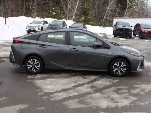 Certified 2017 Toyota Prius Prime Premium image 4