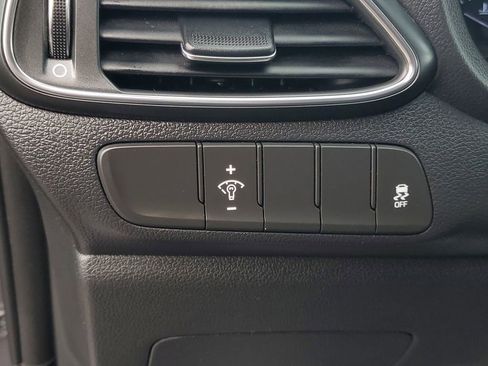 Used 2018 Hyundai Elantra GT FWD image 12