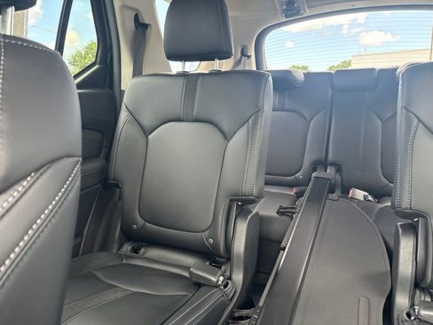 Used 2025 Honda Pilot Touring image 10
