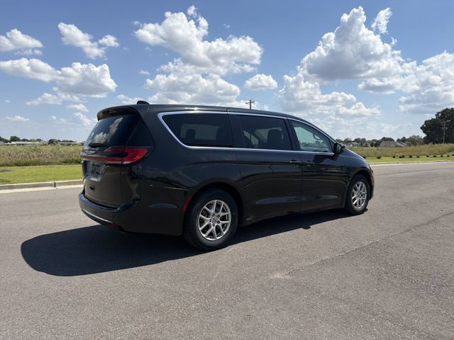 Used 2023 Chrysler Pacifica Touring-L FWD image 5