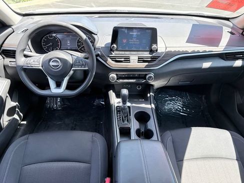 Used 2025 Nissan Altima 2.5 SV FWD image 8