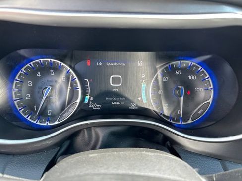 Used 2024 Chrysler Pacifica Touring-L FWD image 13