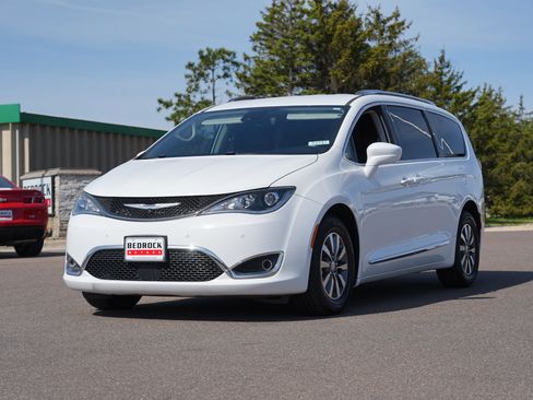 Used 2020 Chrysler Pacifica Touring-L Plus w/ Advanced Safetytec Group FWD image 7