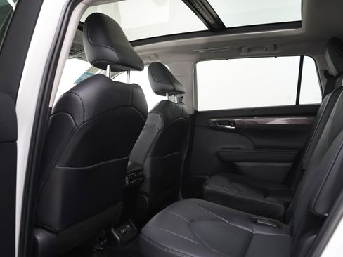 Used 2025 Toyota Highlander Platinum image 20
