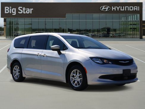 Used 2022 Chrysler Voyager LX FWD image 6