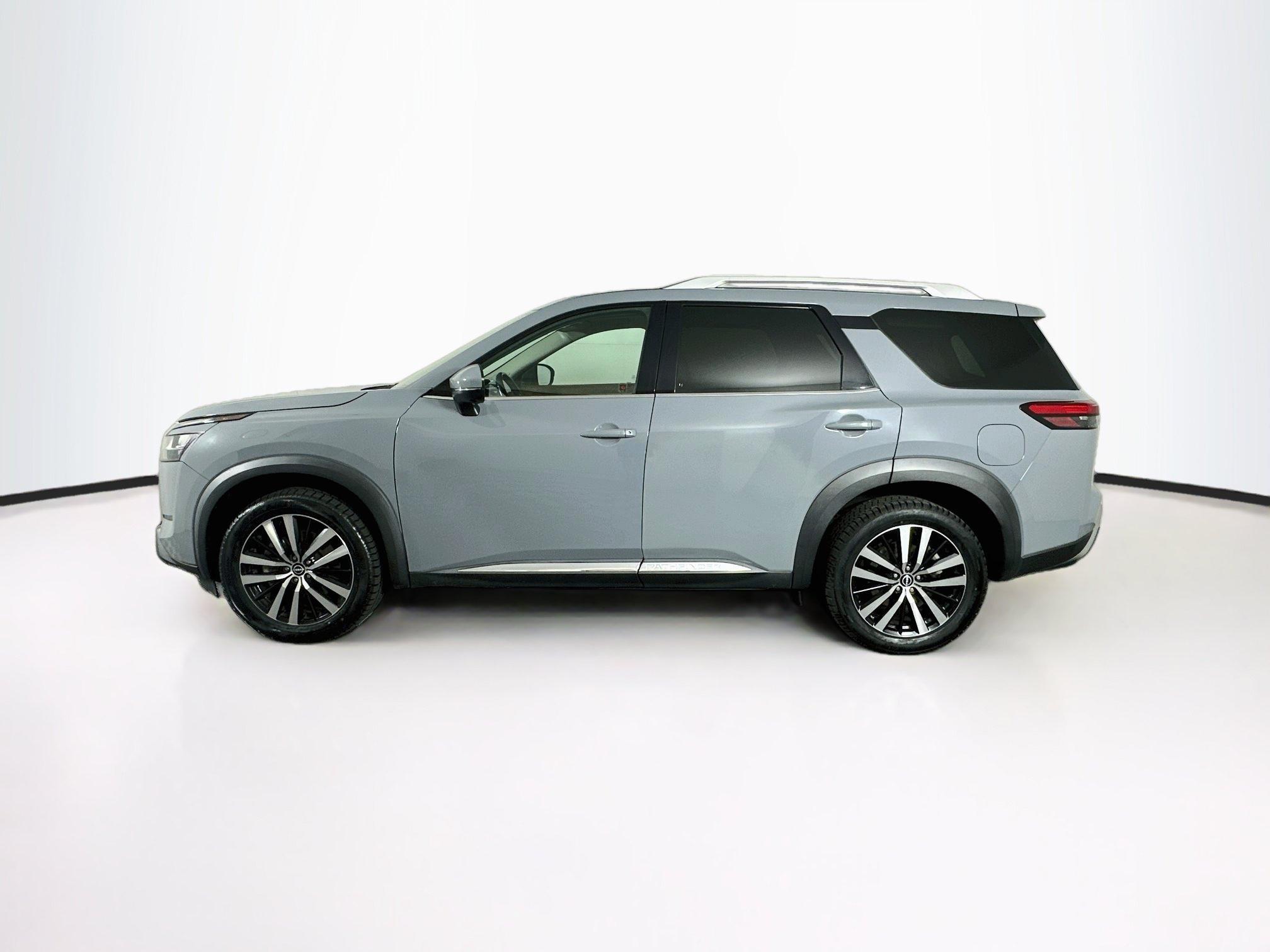 Used 2023 Nissan Pathfinder Platinum w/ Cargo Package FWD image 4