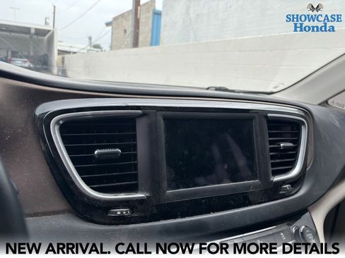 Used 2018 Chrysler Pacifica Touring-L image 9