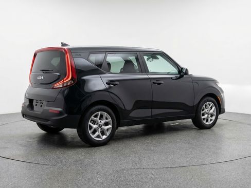 Used 2025 Kia Soul LX w/ LX Technology Package FWD image 9