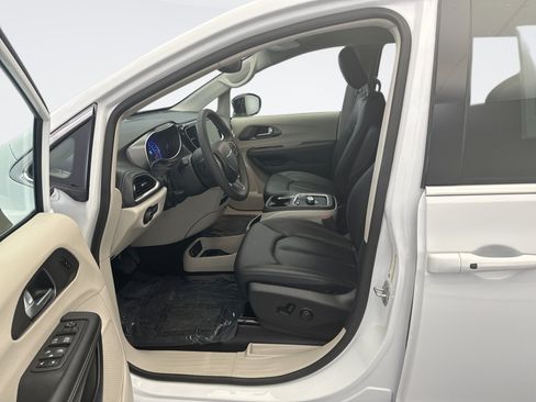 Used 2024 Chrysler Pacifica Limited FWD image 10