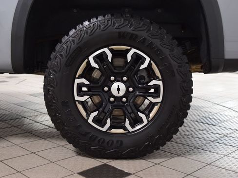 Used 2025 Chevrolet Silverado 1500 ZR2 w/ Technology Package AWD/4WD image 29