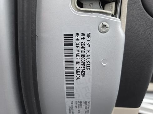 Used 2023 Chrysler Pacifica Touring-L FWD image 46