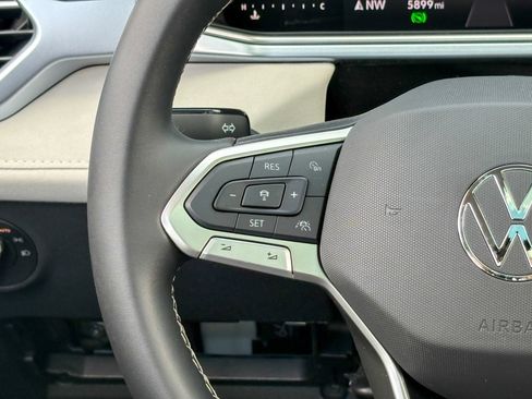 Used 2025 Volkswagen Taos SE w/ Panoramic Sunroof Package AWD/4WD image 18
