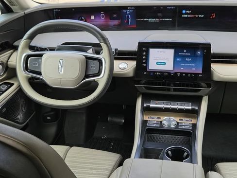 Used 2025 Lincoln Nautilus Reserve AWD/4WD image 5