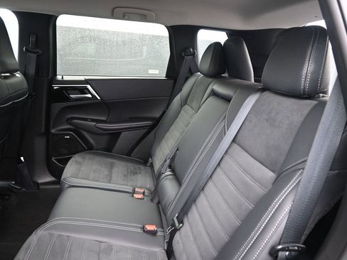 Used 2025 Mitsubishi Outlander SE image 26