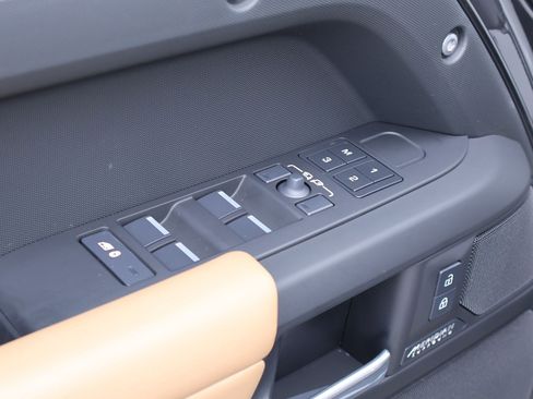 Used 2025 Land Rover Defender 130 X-Dynamic SE image 13