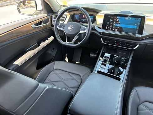 Used 2025 Volkswagen Atlas SE AWD/4WD image 14