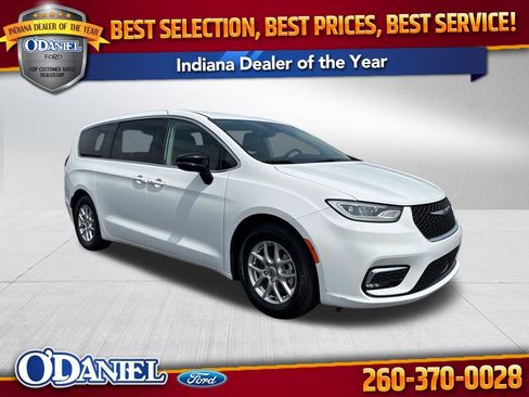Used 2024 Chrysler Pacifica Touring-L FWD image 1