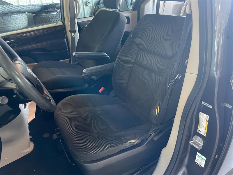 Used 2020 Dodge Grand Caravan SE w/ SE Plus Group FWD image 13