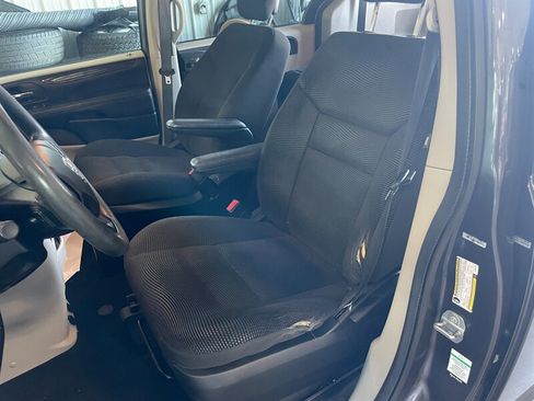 Used 2020 Dodge Grand Caravan SE w/ SE Plus Group FWD image 13
