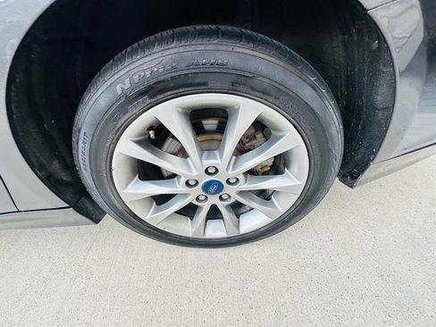 Used 2017 Ford Fusion SE FWD image 26