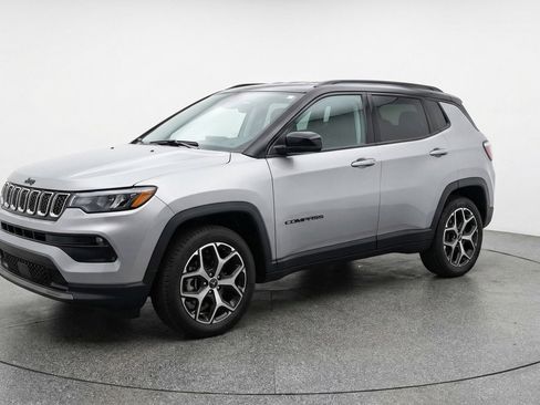 Used 2025 Jeep Compass Limited image 3