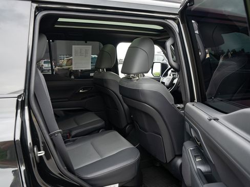 Used 2025 Lexus GX 550 w/ Accessory Package (2T) AWD/4WD image 39
