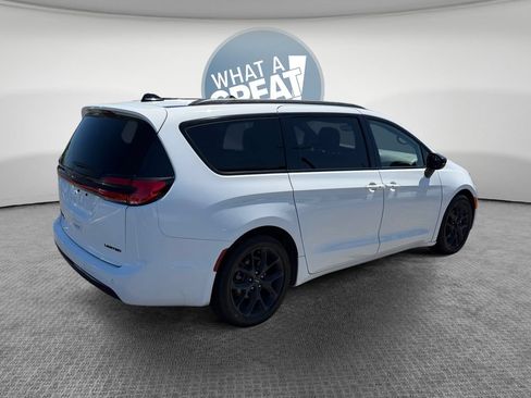 Used 2025 Chrysler Pacifica Limited FWD image 3