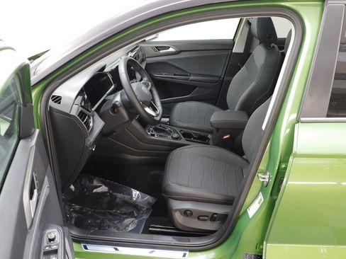 Used 2025 Volkswagen Taos SE image 6